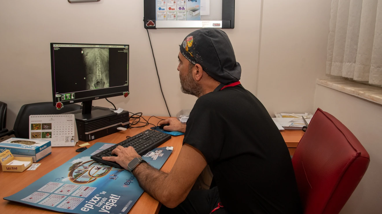 Bel fıtığı ameliyatı oldu, 2 saat sonra yürümeye başladı